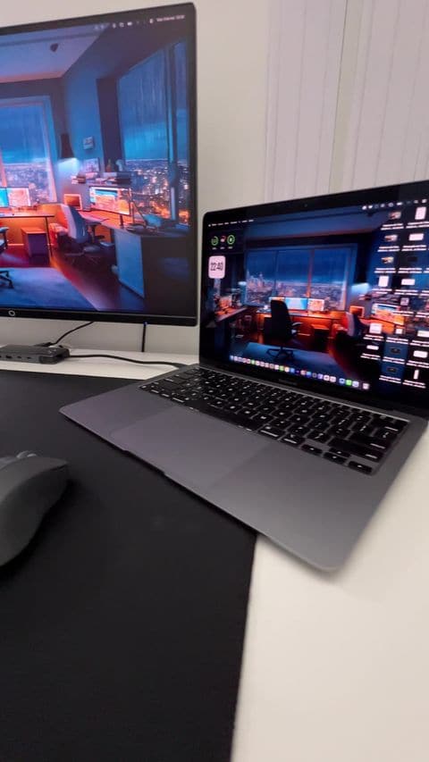 Notebook e monitor na mesa de trabalho da Origem